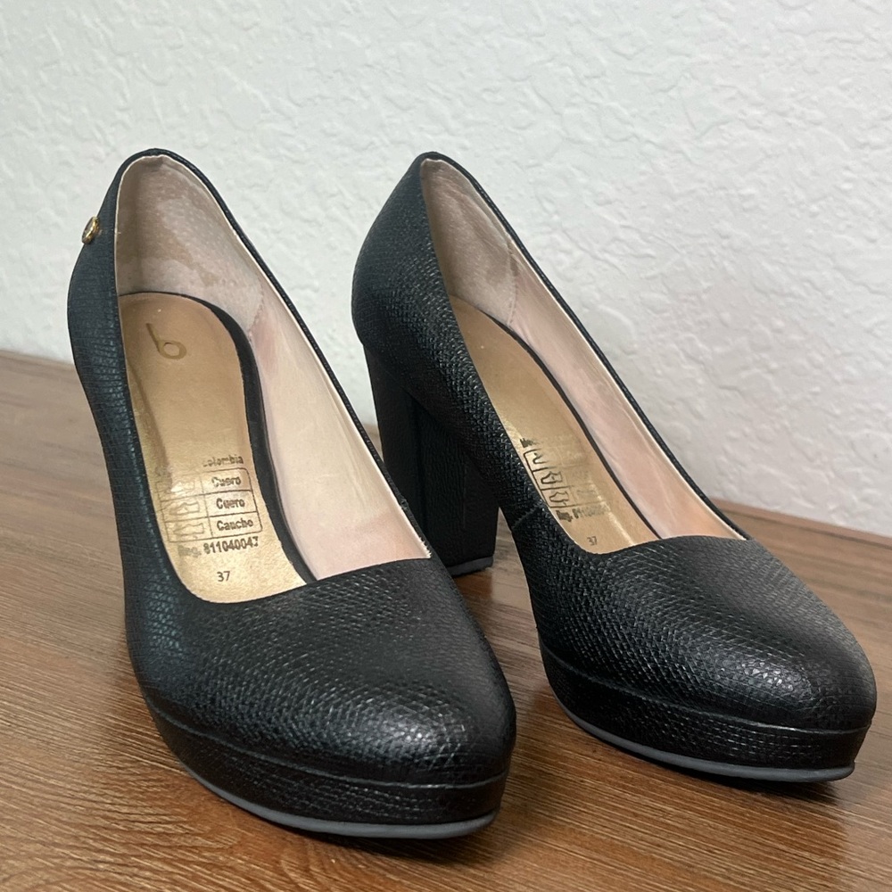 Classic Black Chunky Heel Pumps - 100% Colombian leather.